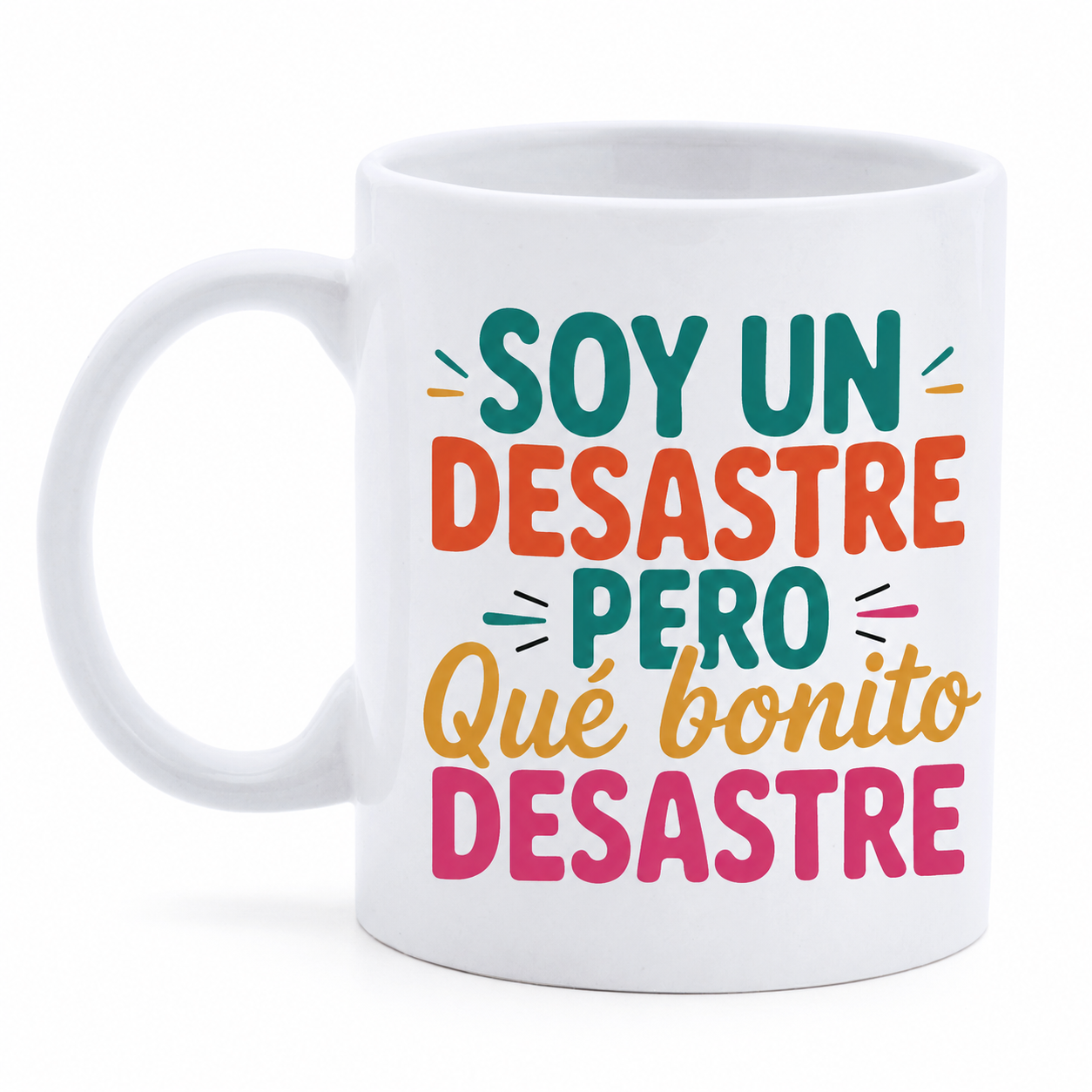 Taza Divertida "Soy un Desastre, Pero Qué Bonito Desastre". Una taza original y llena de personalidad para empezar el día con una sonrisa. Fabricada en cerámica de alta calidad e impresa con colores vivos y duraderos. Ideal para café, té o como regalo original. Personalizada por Fotocopyarte en el Barrio de Salamanca (Madrid), con recogida en tienda o envío a toda España.